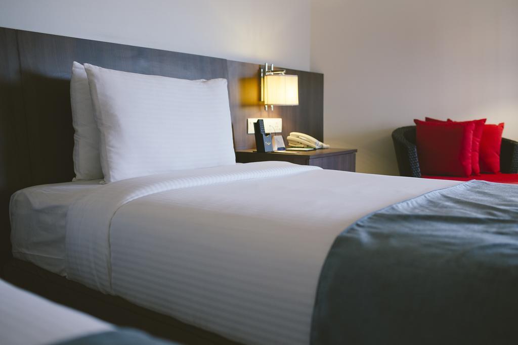 Sand & Sandals Desaru Beach Resort & Spa Zewnętrze zdjęcie A bed with a telephone