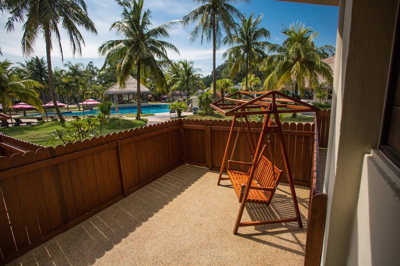 Sand & Sandals Desaru Beach Resort & Spa Zewnętrze zdjęcie A view of the pool from a guest room