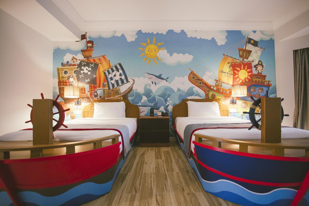 Sand & Sandals Desaru Beach Resort & Spa Zewnętrze zdjęcie A room at the Great Wolf Lodge in Concord, North Carolina