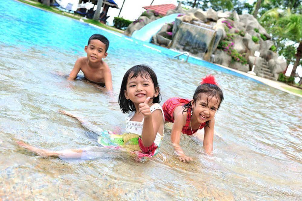Sand & Sandals Desaru Beach Resort & Spa Zewnętrze zdjęcie Children playing at a water park